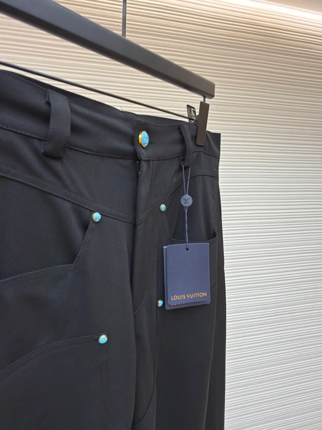 LOUIS VUITTON turquoise wool blend wide trousers ●Original version: Purchased and developed for 12700 ●Item number: 1680799-B40 ●Fabric: wool blended fabric ●Technology: Inlaid production ●Version: fitted version ●Weight: about 735 grams ●Size: 46-48-50-52 ●Description: Made of 100% sheep wool fabric with a weight of 480g. It is spun and dyed using this year's newly sheared sheep wool material. It is woven with high-speed rapier in a dust-free and static-free workshop. It has a double-sided weave, a satin weave on the back and a hemp pattern on the front. It is equipped with 60s cotton imitation Tencel twill lining and back pockets. Stenciled genuine motorcycle leather with embossed embossed seal, Swiss tooth bronze square slider and closed zipper, I-shaped buckle + rivets made of bronze with antique gold base, inlaid with lettering film and turquoise flat buckle on the inside. The surface is hand-painted and then a blower blows away the paint and then sealed with a high-gloss transparent enamel, giving the overall vision a halo effect. The overall wiring is straight and delicate, the fabric is comfortable and soft, and the color is consistent without color difference. It can be matched with the same style to create a fashionable look and control various occasions. Customized accessories, complete with three standards, same style for men and women!